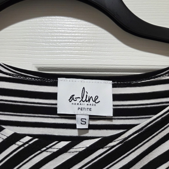 A-line Hawaii Elegant Diagonal Striped Short Sleeve Tee - Picture 3 of 4